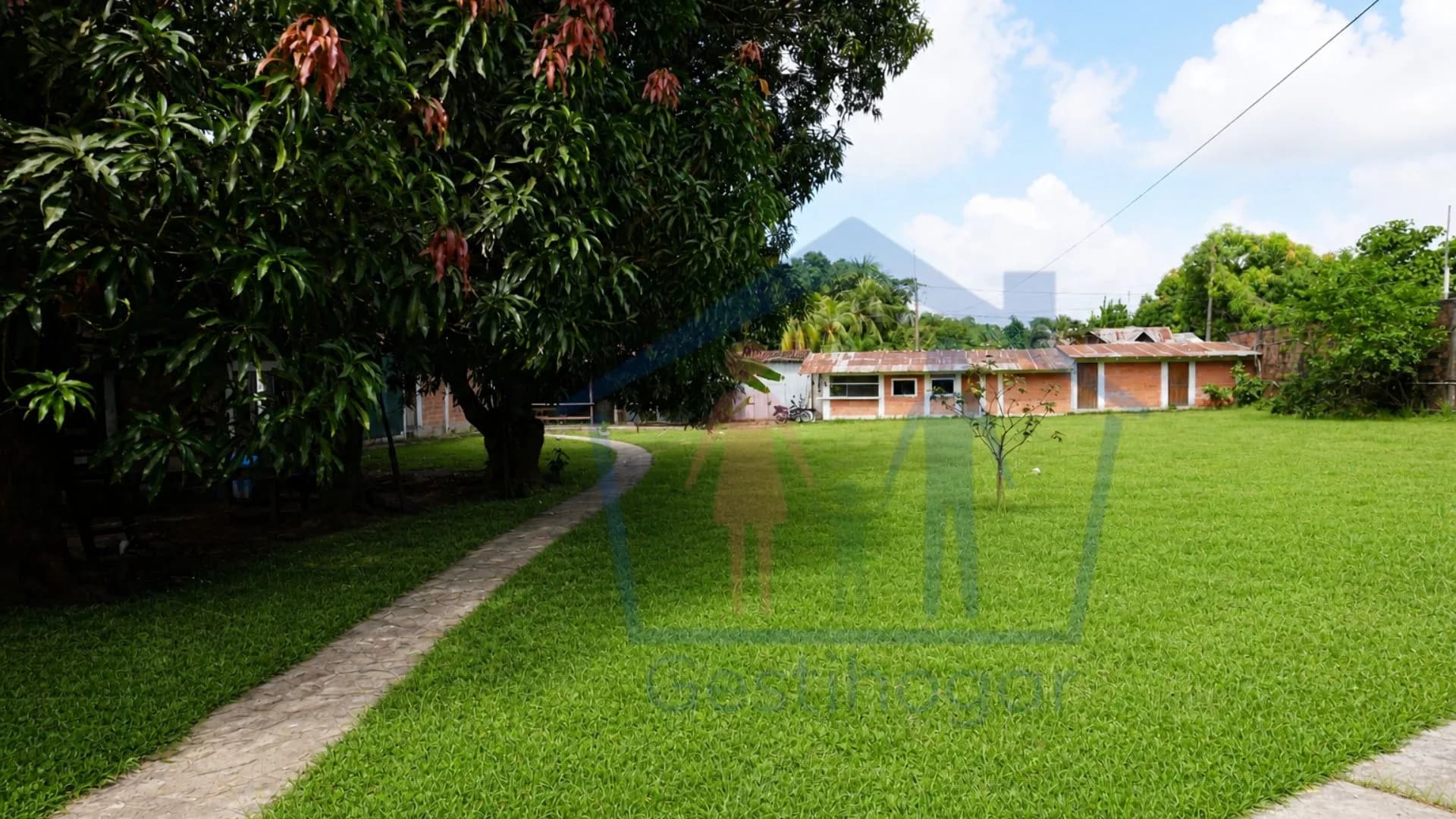 Terreno Esquina 2,950 m² en Yarinacocha · Doble Frente Comercial